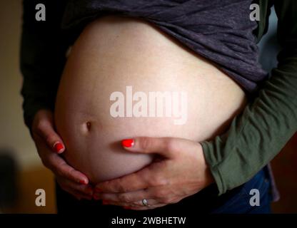 Foto del fascicolo datata 24/05/18 di una donna incinta che tiene lo stomaco. Il numero di donne che muoiono durante la gravidanza o subito dopo il parto ha raggiunto il suo livello più alto in quasi 20 anni, secondo i dati di un importante studio del Regno Unito. Data di emissione: Giovedì 11 gennaio 2024. Foto Stock