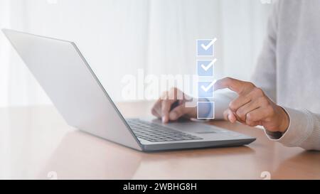 Uomo d'affari che fa i marchi corretti, i segni per la lista di controllo, il controllo di qualità dei documenti, il concetto di progetto di approvazione aziendale. Foto Stock