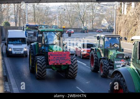 Kassel Bauern-proteste: Sternfahrt mit Traktoren zum Regierungspräsidium Kassel Bauern-proteste: Sternfahrt mit Traktoren zum Regierungspräsidium Kassel mit 900 Traktoren und 1,700 Menschen auf der Kundgebung, 10. Januar 2024, Kassel / Assia / Deutschland, *** proteste degli agricoltori Kassel raduno con trattori al consiglio regionale proteste degli agricoltori Kassel raduno con trattori al consiglio regionale Kassel con 900 trattori e 1.700 persone al raduno, 10 gennaio 2024, Kassel Assia Germania, Copyright: XSocher/xEibner-Pressefotox EP kso Foto Stock