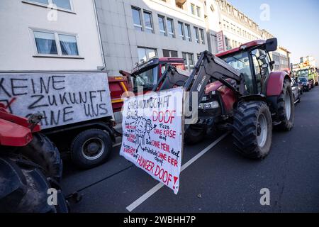 Kassel Bauern-proteste: Sternfahrt mit Traktoren zum Regierungspräsidium Kassel Bauern-proteste: Sternfahrt mit Traktoren zum Regierungspräsidium Kassel mit 900 Traktoren und 1,700 Menschen auf der Kundgebung, 10. Januar 2024, Kassel / Assia / Deutschland, *** proteste degli agricoltori Kassel raduno con trattori al consiglio regionale proteste degli agricoltori Kassel raduno con trattori al consiglio regionale Kassel con 900 trattori e 1.700 persone al raduno, 10 gennaio 2024, Kassel Assia Germania, Copyright: XSocher/xEibner-Pressefotox EP kso Foto Stock