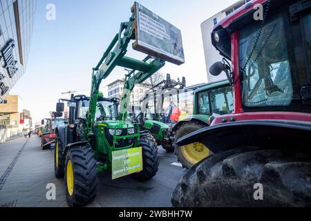 Kassel Bauern-proteste: Sternfahrt mit Traktoren zum Regierungspräsidium Kassel Bauern-proteste: Sternfahrt mit Traktoren zum Regierungspräsidium Kassel mit 900 Traktoren und 1,700 Menschen auf der Kundgebung, 10. Januar 2024, Kassel / Assia / Deutschland, *** proteste degli agricoltori Kassel raduno con trattori al consiglio regionale proteste degli agricoltori Kassel raduno con trattori al consiglio regionale Kassel con 900 trattori e 1.700 persone al raduno, 10 gennaio 2024, Kassel Assia Germania, Copyright: XSocher/xEibner-Pressefotox EP kso Foto Stock