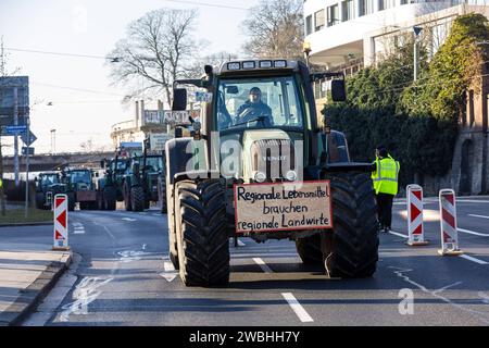 Kassel Bauern-proteste: Sternfahrt mit Traktoren zum Regierungspräsidium Kassel Bauern-proteste: Sternfahrt mit Traktoren zum Regierungspräsidium Kassel mit 900 Traktoren und 1,700 Menschen auf der Kundgebung, 10. Januar 2024, Kassel / Assia / Deutschland, *** proteste degli agricoltori Kassel raduno con trattori al consiglio regionale proteste degli agricoltori Kassel raduno con trattori al consiglio regionale Kassel con 900 trattori e 1.700 persone al raduno, 10 gennaio 2024, Kassel Assia Germania, Copyright: XSocher/xEibner-Pressefotox EP kso Foto Stock