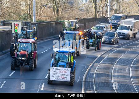 Kassel Bauern-proteste: Sternfahrt mit Traktoren zum Regierungspräsidium Kassel Bauern-proteste: Sternfahrt mit Traktoren zum Regierungspräsidium Kassel mit 900 Traktoren und 1,700 Menschen auf der Kundgebung, 10. Januar 2024, Kassel / Assia / Deutschland, *** proteste degli agricoltori Kassel raduno con trattori al consiglio regionale proteste degli agricoltori Kassel raduno con trattori al consiglio regionale Kassel con 900 trattori e 1.700 persone al raduno, 10 gennaio 2024, Kassel Assia Germania, Copyright: XSocher/xEibner-Pressefotox EP kso Foto Stock