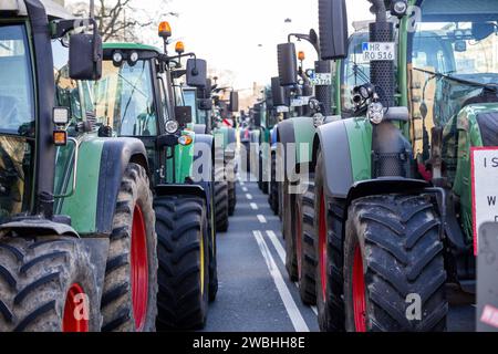 Kassel Bauern-proteste: Sternfahrt mit Traktoren zum Regierungspräsidium Kassel Bauern-proteste: Sternfahrt mit Traktoren zum Regierungspräsidium Kassel mit 900 Traktoren und 1,700 Menschen auf der Kundgebung, 10. Januar 2024, Kassel / Assia / Deutschland, *** proteste degli agricoltori Kassel raduno con trattori al consiglio regionale proteste degli agricoltori Kassel raduno con trattori al consiglio regionale Kassel con 900 trattori e 1.700 persone al raduno, 10 gennaio 2024, Kassel Assia Germania, Copyright: XSocher/xEibner-Pressefotox EP kso Foto Stock