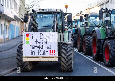 Kassel Bauern-proteste: Sternfahrt mit Traktoren zum Regierungspräsidium Kassel Bauern-proteste: Sternfahrt mit Traktoren zum Regierungspräsidium Kassel mit 900 Traktoren und 1,700 Menschen auf der Kundgebung, 10. Januar 2024, Kassel / Assia / Deutschland, *** proteste degli agricoltori Kassel raduno con trattori al consiglio regionale proteste degli agricoltori Kassel raduno con trattori al consiglio regionale Kassel con 900 trattori e 1.700 persone al raduno, 10 gennaio 2024, Kassel Assia Germania, Copyright: XSocher/xEibner-Pressefotox EP kso Foto Stock
