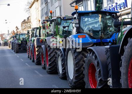 Kassel Bauern-proteste: Sternfahrt mit Traktoren zum Regierungspräsidium Kassel Bauern-proteste: Sternfahrt mit Traktoren zum Regierungspräsidium Kassel mit 900 Traktoren und 1,700 Menschen auf der Kundgebung, 10. Januar 2024, Kassel / Assia / Deutschland, *** proteste degli agricoltori Kassel raduno con trattori al consiglio regionale proteste degli agricoltori Kassel raduno con trattori al consiglio regionale Kassel con 900 trattori e 1.700 persone al raduno, 10 gennaio 2024, Kassel Assia Germania, Copyright: XSocher/xEibner-Pressefotox EP kso Foto Stock