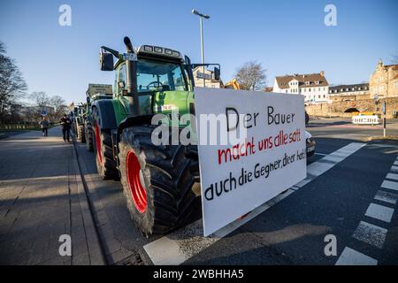 Kassel Bauern-proteste: Sternfahrt mit Traktoren zum Regierungspräsidium Kassel Bauern-proteste: Sternfahrt mit Traktoren zum Regierungspräsidium Kassel mit 900 Traktoren und 1,700 Menschen auf der Kundgebung, 10. Januar 2024, Kassel / Assia / Deutschland, *** proteste degli agricoltori Kassel raduno con trattori al consiglio regionale proteste degli agricoltori Kassel raduno con trattori al consiglio regionale Kassel con 900 trattori e 1.700 persone al raduno, 10 gennaio 2024, Kassel Assia Germania, Copyright: XSocher/xEibner-Pressefotox EP kso Foto Stock