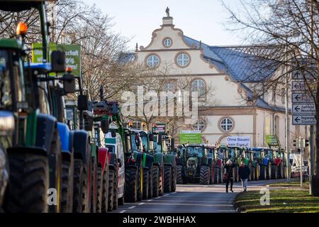 Kassel Bauern-proteste: Sternfahrt mit Traktoren zum Regierungspräsidium Kassel Bauern-proteste: Sternfahrt mit Traktoren zum Regierungspräsidium Kassel mit 900 Traktoren und 1,700 Menschen auf der Kundgebung, 10. Januar 2024, Kassel / Assia / Deutschland, *** proteste degli agricoltori Kassel raduno con trattori al consiglio regionale proteste degli agricoltori Kassel raduno con trattori al consiglio regionale Kassel con 900 trattori e 1.700 persone al raduno, 10 gennaio 2024, Kassel Assia Germania, Copyright: XSocher/xEibner-Pressefotox EP kso Foto Stock