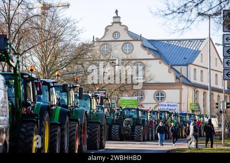 Kassel Bauern-proteste: Sternfahrt mit Traktoren zum Regierungspräsidium Kassel Bauern-proteste: Sternfahrt mit Traktoren zum Regierungspräsidium Kassel mit 900 Traktoren und 1,700 Menschen auf der Kundgebung, 10. Januar 2024, Kassel / Assia / Deutschland, *** proteste degli agricoltori Kassel raduno con trattori al consiglio regionale proteste degli agricoltori Kassel raduno con trattori al consiglio regionale Kassel con 900 trattori e 1.700 persone al raduno, 10 gennaio 2024, Kassel Assia Germania, Copyright: XSocher/xEibner-Pressefotox EP kso Foto Stock