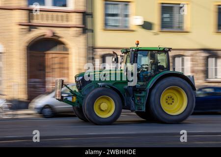 Kassel Bauern-proteste: Sternfahrt mit Traktoren zum Regierungspräsidium Kassel Bauern-proteste: Sternfahrt mit Traktoren zum Regierungspräsidium Kassel mit 900 Traktoren und 1,700 Menschen auf der Kundgebung, 10. Januar 2024, Kassel / Assia / Deutschland, *** proteste degli agricoltori Kassel raduno con trattori al consiglio regionale proteste degli agricoltori Kassel raduno con trattori al consiglio regionale Kassel con 900 trattori e 1.700 persone al raduno, 10 gennaio 2024, Kassel Assia Germania, Copyright: XSocher/xEibner-Pressefotox EP kso Foto Stock