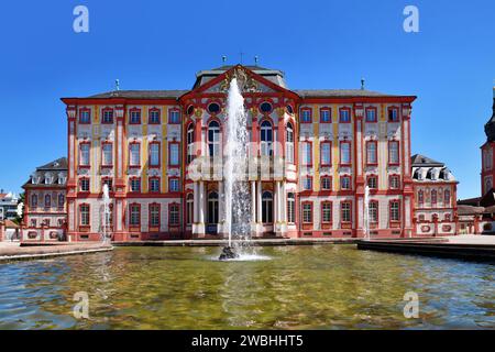 Bruchsal, Germania - agosto 2023: Castello barocco chiamato Palazzo Bruchsal con fontana nelle giornate di sole Foto Stock