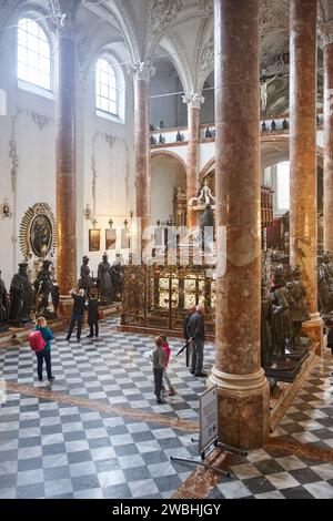 Hofkirche. Massimiliano i tomba e sculture. Altstadt. Innsbruck, Austria Foto Stock