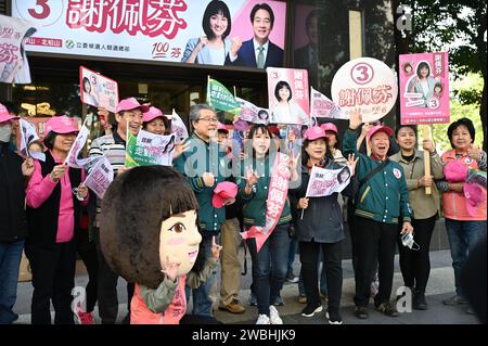 Taipeh, Taiwan. 11 gennaio 2024. La politica taiwanese del Partito Democratico Progressista (DPP), Hsieh Pei-fen (M), si trova di fronte al suo ufficio elettorale durante un evento con i sostenitori. Il laureato in legge all'Università di Harvard si candida a Taipei per le elezioni parlamentari del 13 gennaio. Ritiene che Taiwan, che è riconosciuta solo da pochi paesi, dovrebbe essere maggiormente coinvolta nella politica internazionale. Credito: Johannes Neudecker/dpa/Alamy Live News Foto Stock