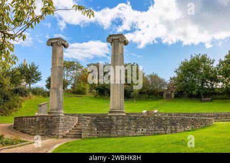 Colonne greche sui giardini pubblici. Swanage. Dorset, Inghilterra Foto Stock