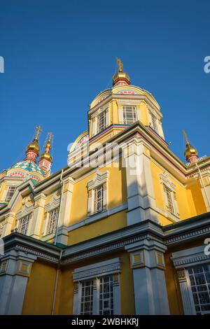 Vista dettagliata della facciata laterale gialla al mattino, soleggiata e luminosa. Presso l'Ascensione, la cattedrale di legno Zenkov nel parco Panfilov. Ad Almaty, Kazakistan Foto Stock