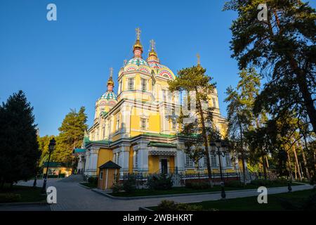 Vista della facciata laterale gialla al mattino, soleggiata e luminosa. Presso l'Ascensione, la cattedrale di legno Zenkov nel parco Panfilov. Ad Almaty, Kazakistan. Foto Stock