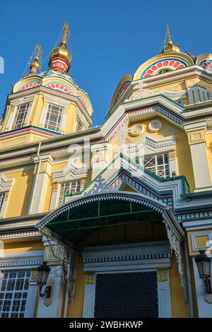 Vista dettagliata della facciata laterale gialla al mattino, soleggiata e luminosa. Presso l'Ascensione, la cattedrale di legno Zenkov nel parco Panfilov. Ad Almaty, Kazakistan Foto Stock