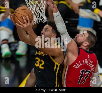 San Francisco, Stati Uniti. 10 gennaio 2024. Jonas Valanciunas (R) dei New Orleans Pelicans difende durante la partita NBA 2023-2024 tra Golden State Warriors e New Orleans Pelicans a San Francisco, negli Stati Uniti, il 10 gennaio 2024. Crediti: Arthur Dong/Xinhua/Alamy Live News Foto Stock