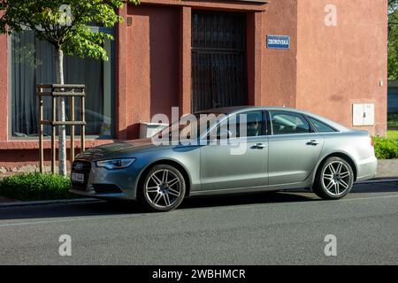 OSTRAVA, REPUBBLICA CECA - 4 MAGGIO 2023: Vettura berlina di lusso Audi A6 parcheggiata sulla strada all'alba Foto Stock