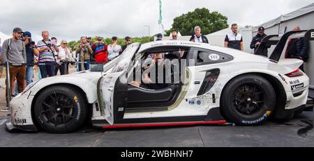 Porsche 911 RSR Goodwood festival della velocità 2022 Team Porsche ai box. Foto Stock