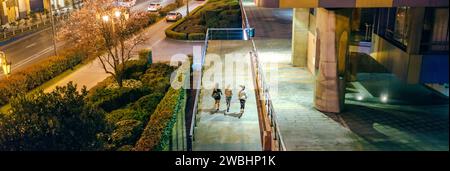 Donne amiche runner che si allenano insieme in città di notte Foto Stock