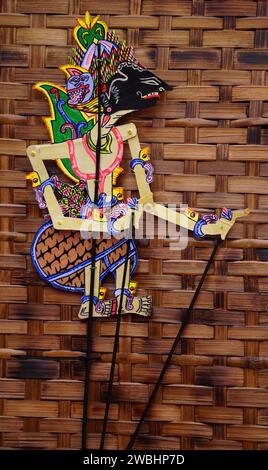 I burattini indonesiani che hanno chiamato wayang (burattini giavanesi) su sfondo bianco. Wayang sono fatti di capra, mucca o pelle di bufalo Foto Stock