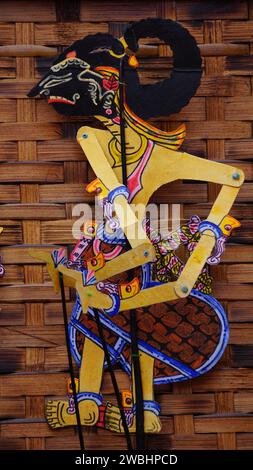 I burattini indonesiani che hanno chiamato wayang (burattini giavanesi) su sfondo bianco. Wayang sono fatti di capra, mucca o pelle di bufalo Foto Stock