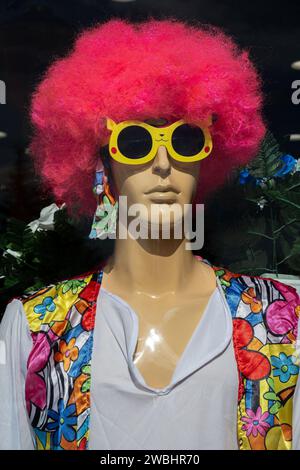 manichino nella vetrina di un negozio di costumi di carnevale Foto Stock