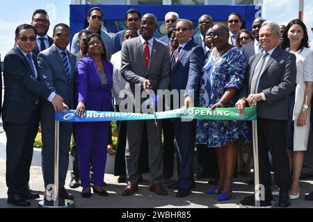 (240111) -- PORTO DI SPAGNA, 11 gennaio 2024 (Xinhua) -- primo ministro di Trinidad e Tobago Keith Rowley (4° L, fronte), ministro degli Esteri Amery Browne (2° L, fronte), ministro del commercio e dell'industria Paula Gopee-Scoon (3° L, fronte), ambasciatore cinese a Trinidad e Tobago Fang Qiu (1° L, fronte) e altri funzionari partecipano alla cerimonia di lancio della Phoenix Park Industrial Estate a Point Lisas, il secondo porto più grande di Trinidad e Tobago, il 10 gennaio 2024. La Phoenix Park Industrial Estate, un progetto faro della cooperazione China-Trinidad e Tobago nell'ambito della Belt and Road Initiative, è stato realizzato Foto Stock