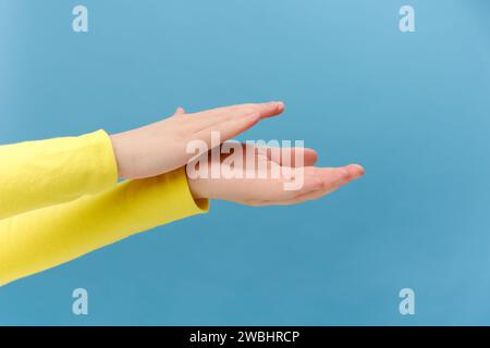 Primo piano di una giovane donna caucasica sconosciuta applaudendo, battendo mani congratulandosi con la vittoria, soddisfatta delle prestazioni, concetto bravo, posa è Foto Stock