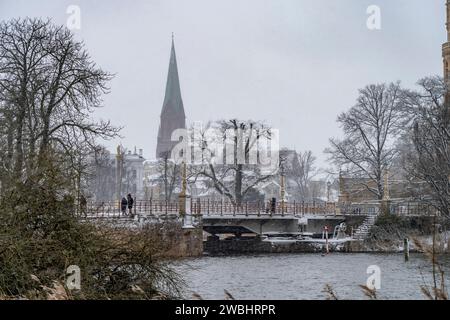 Blick über die alte Brücke am Burgsee auf den Schweriner Dom im Winter Landeshauptstadt Schwerin, Meclemburgo-Vorpommern, Deutschland | Vista sul Foto Stock