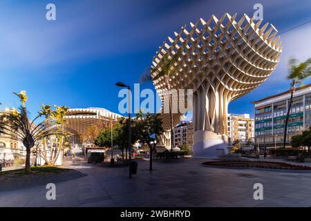 Setas de Sevilla, noto anche come Metropol Parasol, è una grande struttura prevalentemente in legno situata in piazza la Encarnación nel vecchio quartiere di TOW Foto Stock
