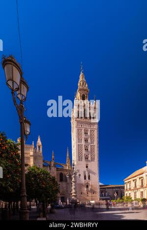 Lunga esposizione dell'iconica torre la Giralda della basilica nel centro di Siviglia. Foto Stock