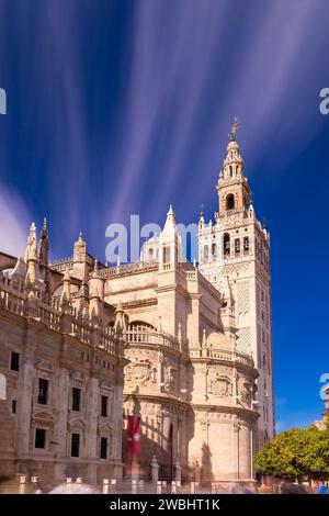 Lunga esposizione dell'iconica torre la Giralda della basilica nel centro di Siviglia. Foto Stock