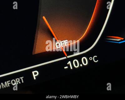 Winter im Siegerland. Eine Eiskalter Morgen mit deutlichen Minus Temperaturen. Die Temperaturanzeige im Auto zeigt meno 10 Grad. Inverno im Siegerland AM 11.01.2024 a Siegen/Deutschland. *** Inverno a Siegerland una mattinata ghiacciata con temperature ben al di sotto dello zero il display della temperatura in auto mostra meno 10 gradi Inverno a Siegerland l'11 01 2024 a Siegen in Germania Foto Stock