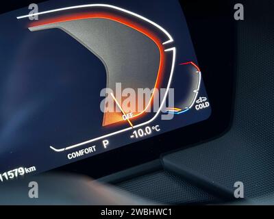 Winter im Siegerland. Eine Eiskalter Morgen mit deutlichen Minus Temperaturen. Die Temperaturanzeige im Auto zeigt meno 10 Grad. Inverno im Siegerland AM 11.01.2024 a Siegen/Deutschland. *** Inverno a Siegerland una mattinata ghiacciata con temperature ben al di sotto dello zero il display della temperatura in auto mostra meno 10 gradi Inverno a Siegerland l'11 01 2024 a Siegen in Germania Foto Stock