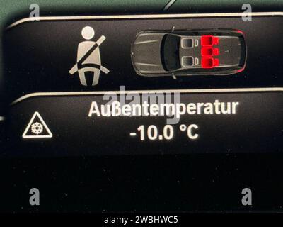 Winter im Siegerland. Eine Eiskalter Morgen mit deutlichen Minus Temperaturen. Die Temperaturanzeige im Auto zeigt meno 10 Grad. Inverno im Siegerland AM 11.01.2024 a Siegen/Deutschland. *** Inverno a Siegerland una mattinata ghiacciata con temperature ben al di sotto dello zero il display della temperatura in auto mostra meno 10 gradi Inverno a Siegerland l'11 01 2024 a Siegen in Germania Foto Stock