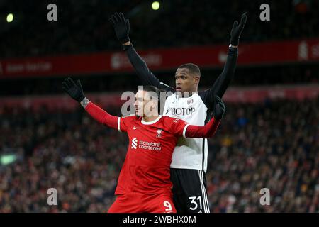 Liverpool, Regno Unito. 10 gennaio 2024. Darwin Nunez di Liverpool e Issa Diop di Fulham guardano. Carabao Cup, EFL Cup, semifinale partita di andata, Liverpool contro Fulham ad Anfield a Liverpool mercoledì 10 gennaio 2024. Questa immagine può essere utilizzata solo per scopi editoriali. Solo per uso editoriale. foto di Chris Stading/Andrew Orchard fotografia sportiva/Alamy Live news Credit: Andrew Orchard Sports Photography/Alamy Live News Foto Stock