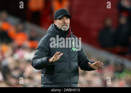 Liverpool, Regno Unito. 10 gennaio 2024. Jurgen Klopp, il manager del Liverpool, dice ai suoi giocatori di calmarsi. Carabao Cup, EFL Cup, semifinale partita di andata, Liverpool contro Fulham ad Anfield a Liverpool mercoledì 10 gennaio 2024. Questa immagine può essere utilizzata solo per scopi editoriali. Solo per uso editoriale. foto di Chris Stading/Andrew Orchard fotografia sportiva/Alamy Live news Credit: Andrew Orchard Sports Photography/Alamy Live News Foto Stock