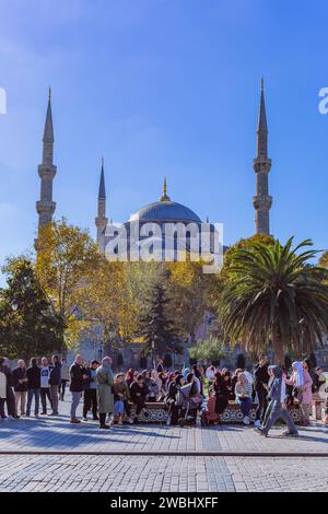 Istanbul, Turchia - 14 novembre 2023. Vista del Parco del Sultano Ahmet di fronte alla grande Moschea di Hagia Sophia e al bagno termale di Hagia Sophia Hurrem Sultan. Su Foto Stock