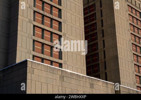 L'esterno dell'MDC Brooklyn Federal Bureau of Prisons si trova a Brooklyn, New York, USA Foto Stock