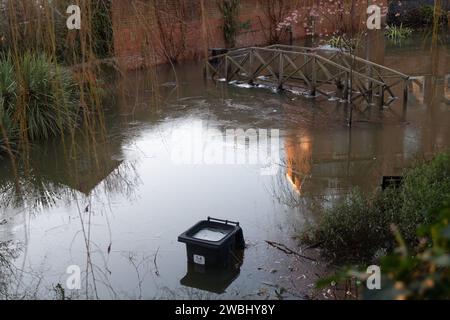 Acqua alluvionale ghiacciata nella Barnes Pool, accanto all'Eton College. La famosa scuola pubblica Eton College di Eton, Windsor, Berkshire rimane chiusa. A seguito di ampie inondazioni nella regione, le fogne del Tamigi che servono la città di Eton si inondarono. Thames Water rimane sul posto oggi pompando via le acque reflue poiché i bagni della scuola sono attualmente fuori servizio. Circa 1.350 ragazzi dell'Eton College dovevano tornare a scuola martedì questa settimana dopo le vacanze di Natale, ma attualmente sono insegnati a distanza Foto Stock