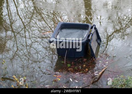 Acqua alluvionale ghiacciata nella Barnes Pool, accanto all'Eton College. La famosa scuola pubblica Eton College di Eton, Windsor, Berkshire rimane chiusa. A seguito di ampie inondazioni nella regione, le fogne del Tamigi che servono la città di Eton si inondarono. Thames Water rimane sul posto oggi pompando via le acque reflue poiché i bagni della scuola sono attualmente fuori servizio. Circa 1.350 ragazzi dell'Eton College dovevano tornare a scuola martedì questa settimana dopo le vacanze di Natale, ma attualmente sono insegnati a distanza Foto Stock