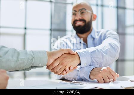 Datore di lavoro, capo che assume candidato dopo il colloquio di lavoro riuscito Foto Stock
