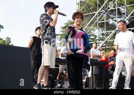 Orietta Berti (R) e Fabio Rovazzi (L), i famosi cantanti italiani visti durante il soundcheck al Napoli Pizza Village di Napoli. Foto Stock