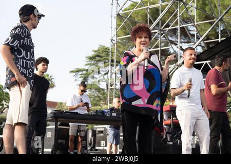 Orietta Berti (R) e Fabio Rovazzi (L), i famosi cantanti italiani visti durante il soundcheck al Napoli Pizza Village di Napoli. Foto Stock