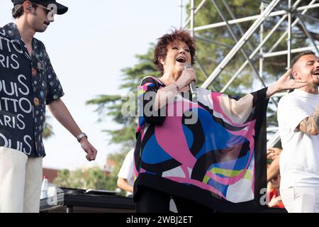 Orietta Berti (R) e Fabio Rovazzi (L), i famosi cantanti italiani visti durante il soundcheck al Napoli Pizza Village di Napoli. (Foto di Francesco Cigliano / SOPA Images/Sipa USA) Foto Stock