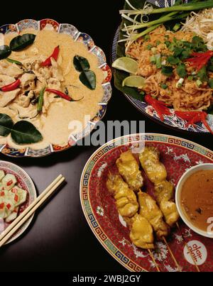 Piatto Indiano Paneer Tikka, cibo Indiano assortito su sfondo di legno scuro Foto Stock