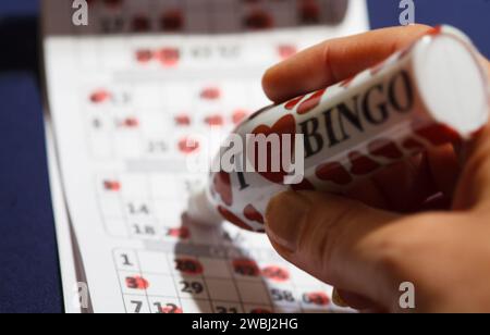 Birmingham, West Midlands, Regno Unito, 19 febbraio 2018, segnare a mano i numeri del bingo sul libro dei giochi Foto Stock