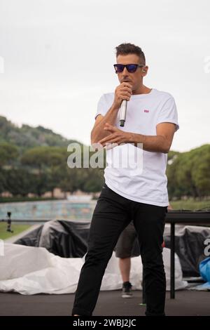 Francesco Gabbani, un famoso cantante italiano visto durante il soundcheck al Napoli Pizza Village di Napoli. (Foto di Francesco Cigliano / SOPA Images/Sipa USA) Foto Stock